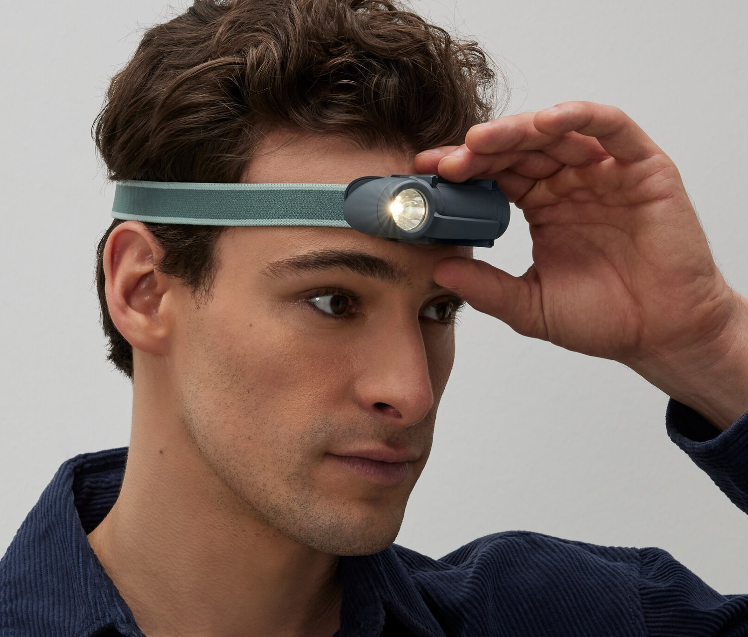 Adam alnında 2'si 1 arada LED çok fonksiyonlu lambayı ayarlıyor.