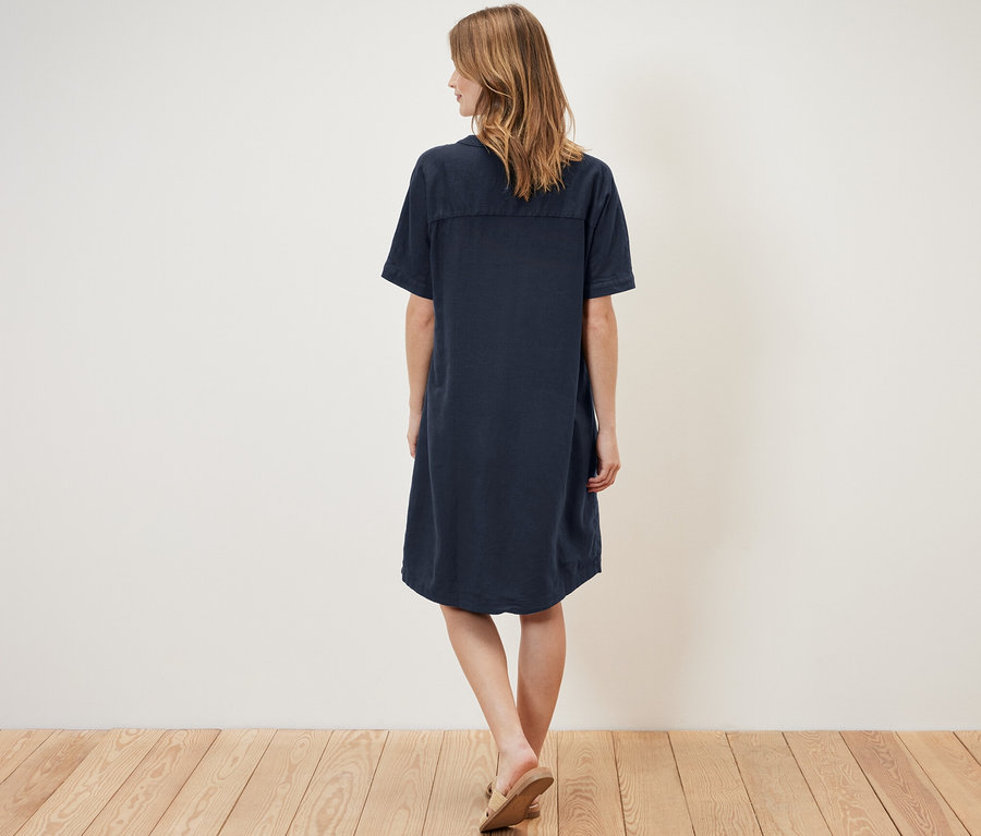 Arkası dönük keten elbise giyen kadın.