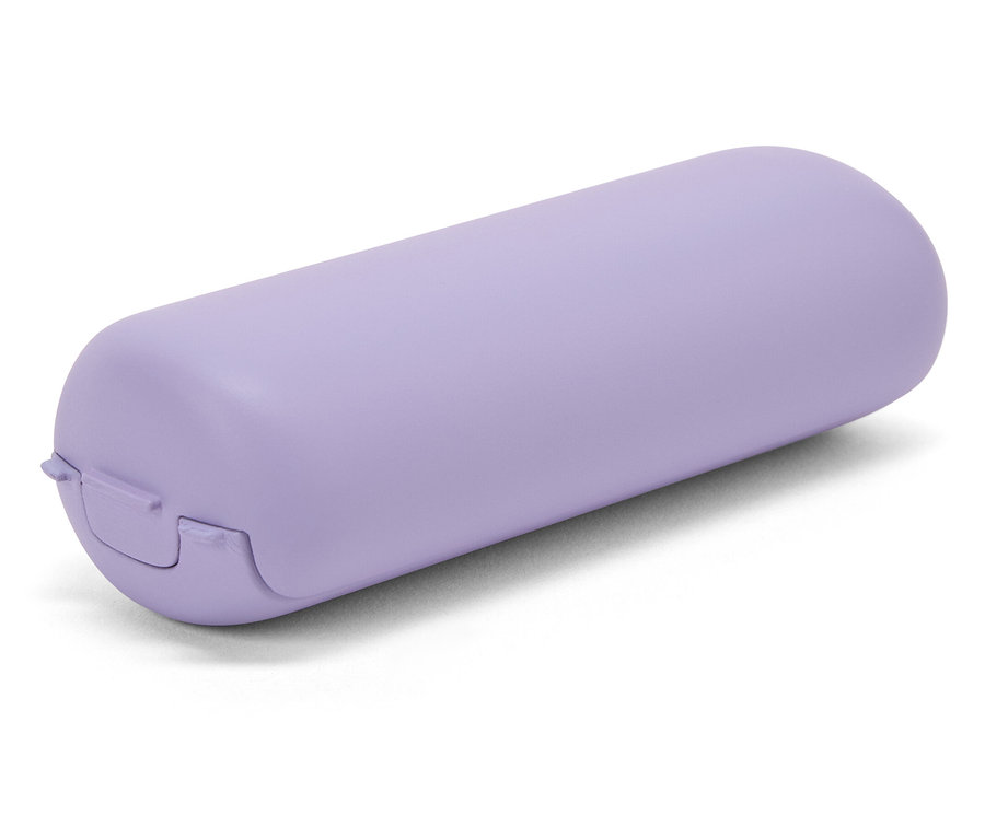 Mor renkli bir gözlük kabı beyaz bir yüzey üzerinde duruyor.