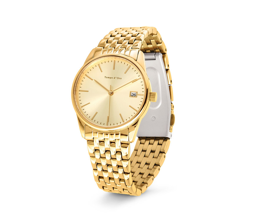 Altın renkli bir kadın saatinin yakın çekimi.