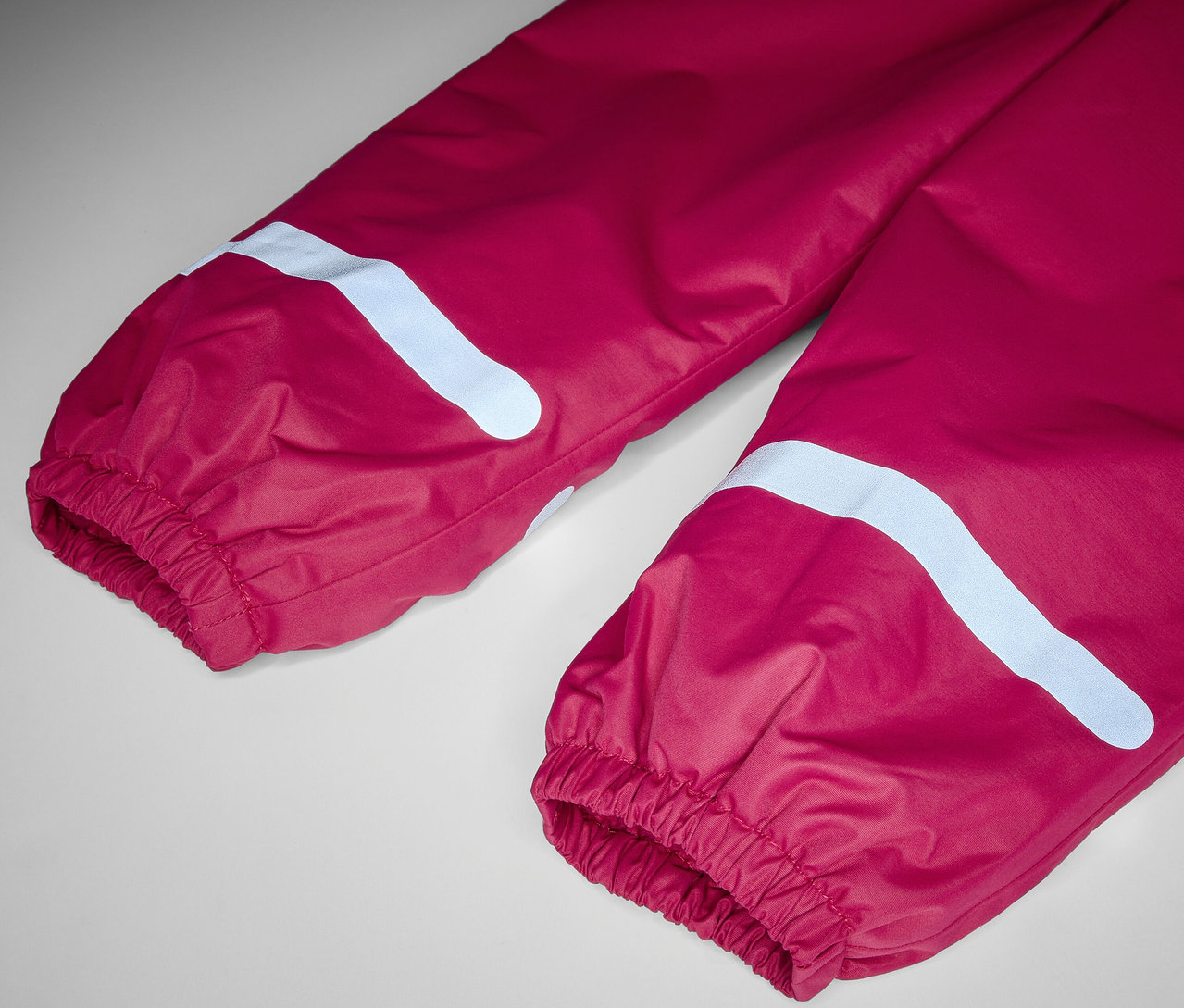 Çocuk termo yağmurluk pantolonunun detayı, böğürtlen rengi.