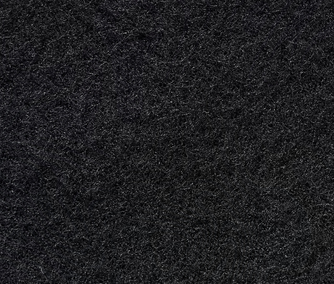 Koyu gri keçe dokusunun yakın çekimi.