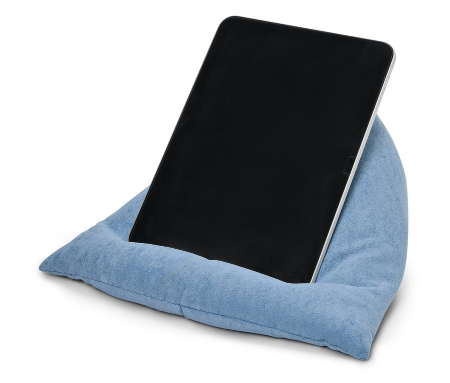 Mavi bir yastığa yaslanmış bir tablet.