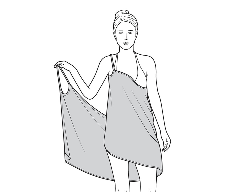 Kadın bir havlu elbise tutuyor.