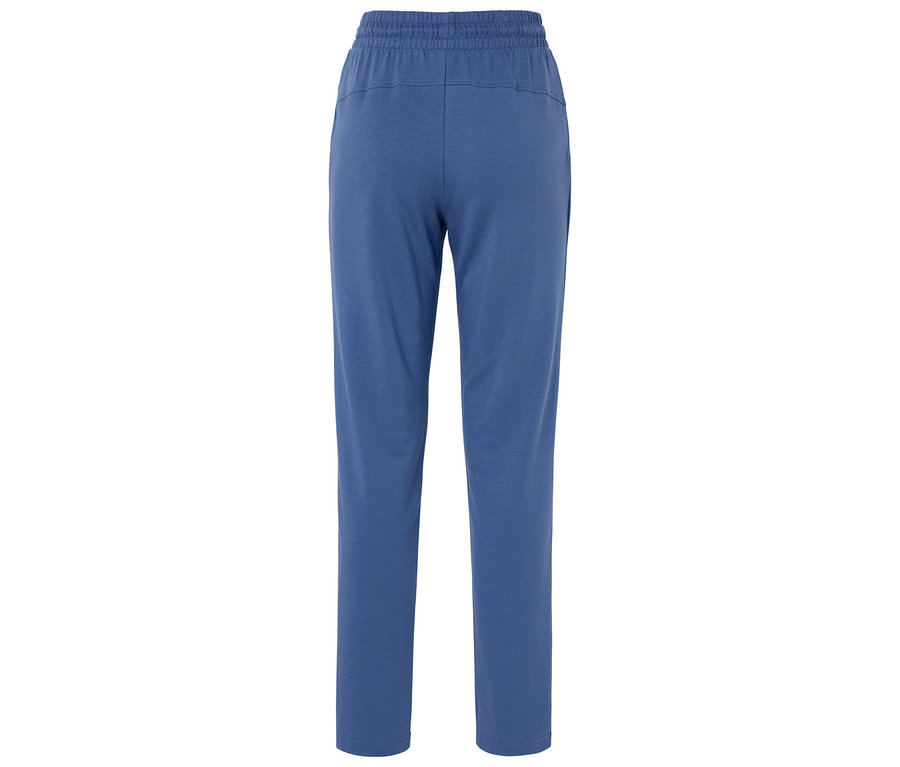 Lastikli belli, mavi eşofman altı, arka görünümü.