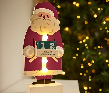 Noel'e geri sayımlı dekoratif Noel Baba ahşap figürü.