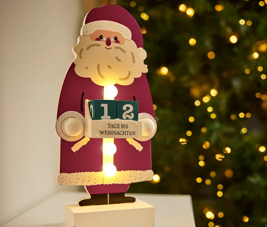 Noel'e geri sayımlı dekoratif Noel Baba ahşap figürü.