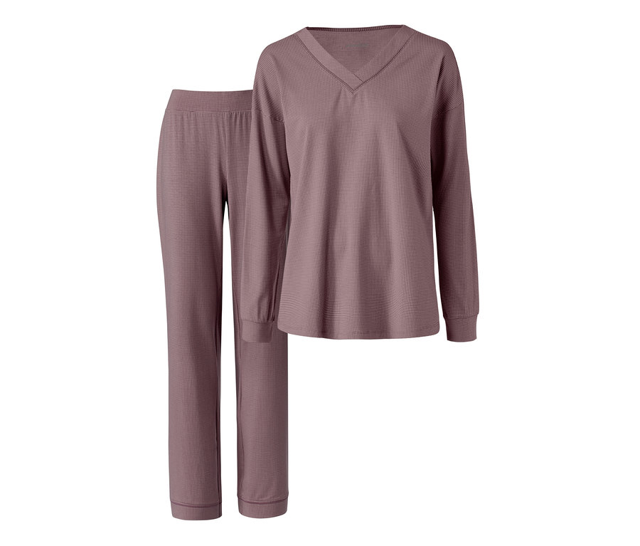 Uzun kollu ve pantolonlu lila pijama.