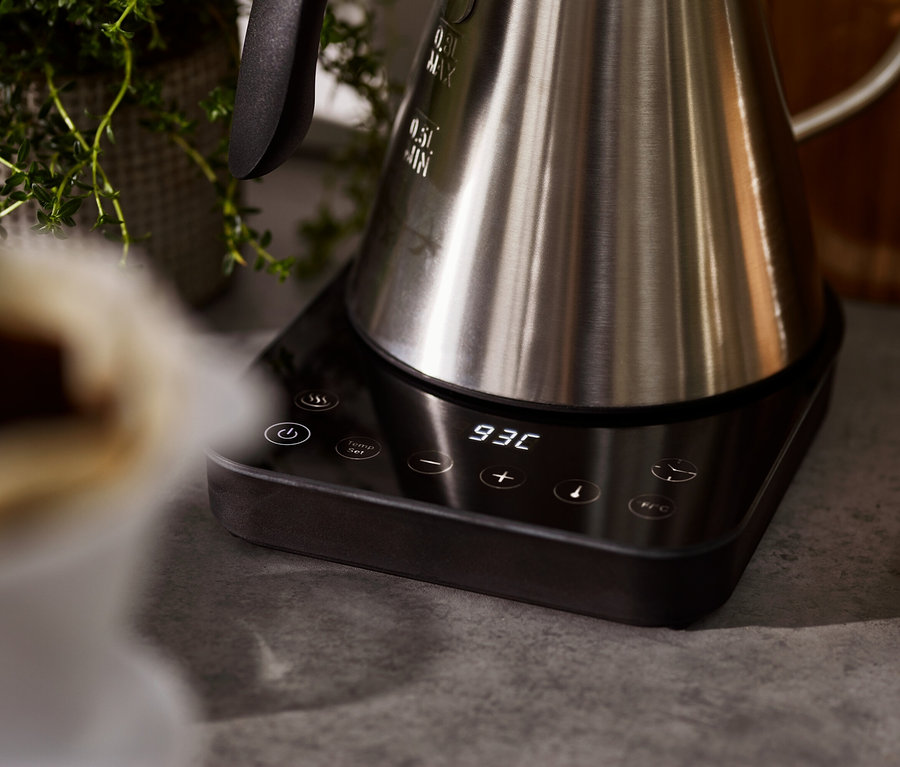 Siyah tabanlı dijital ekranlı paslanmaz çelik elektrikli su ısıtıcısının yakın çekimi.