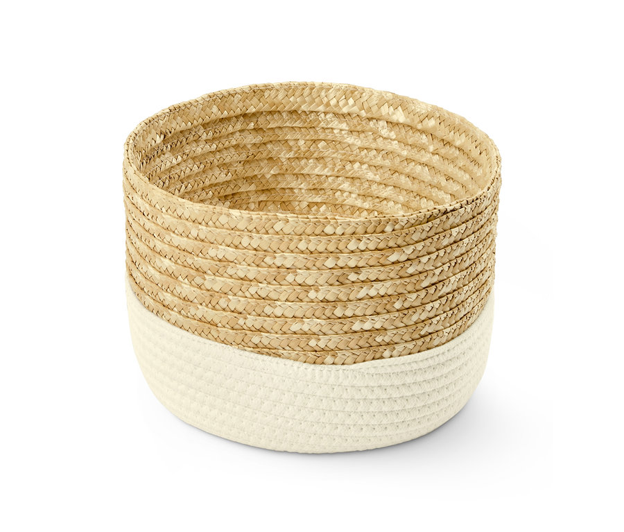 Krem rengi tabanlı hasır saklama sepeti.