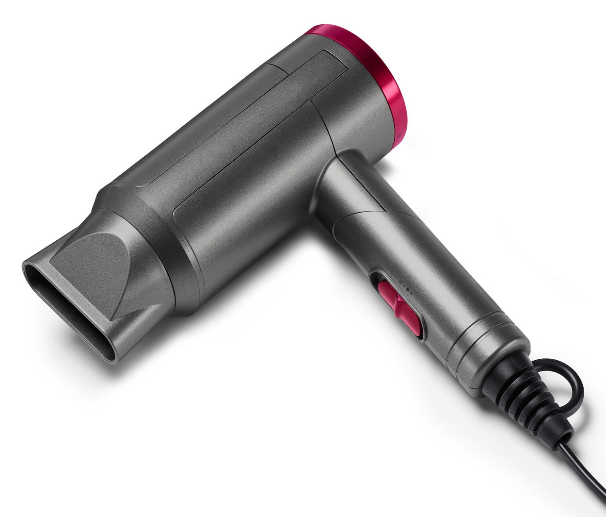 Pembe detayları olan gri bir saç kurutma makinesi beyaz bir arka plan üzerinde duruyor.