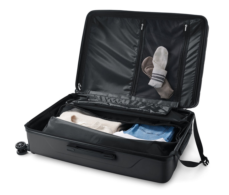 İçinde giysiler olan açık, büyük, sert bavul.