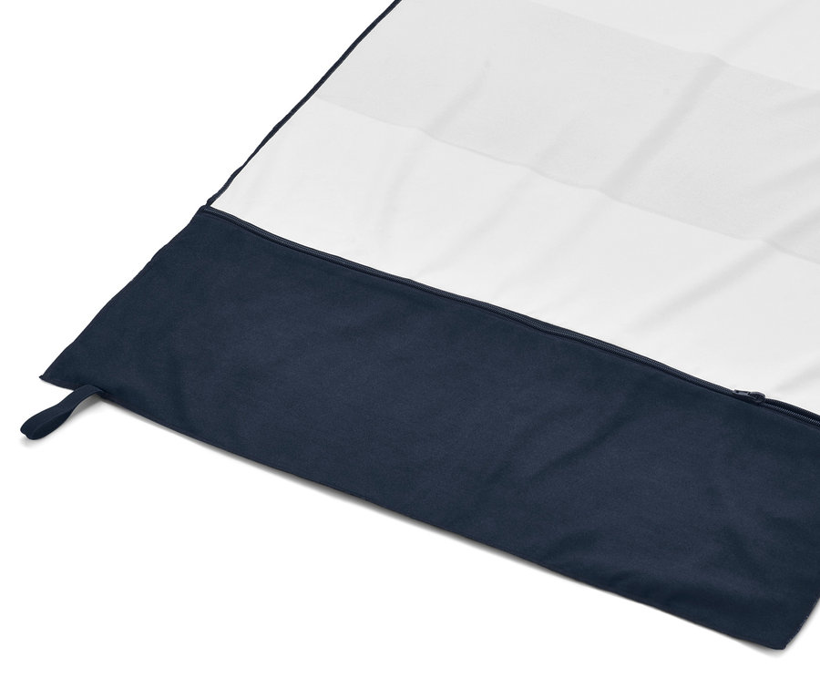 Beyaz arka planda, mavi-beyaz Şezlong Kılıflı Mikrofiber Deniz Havlusu.