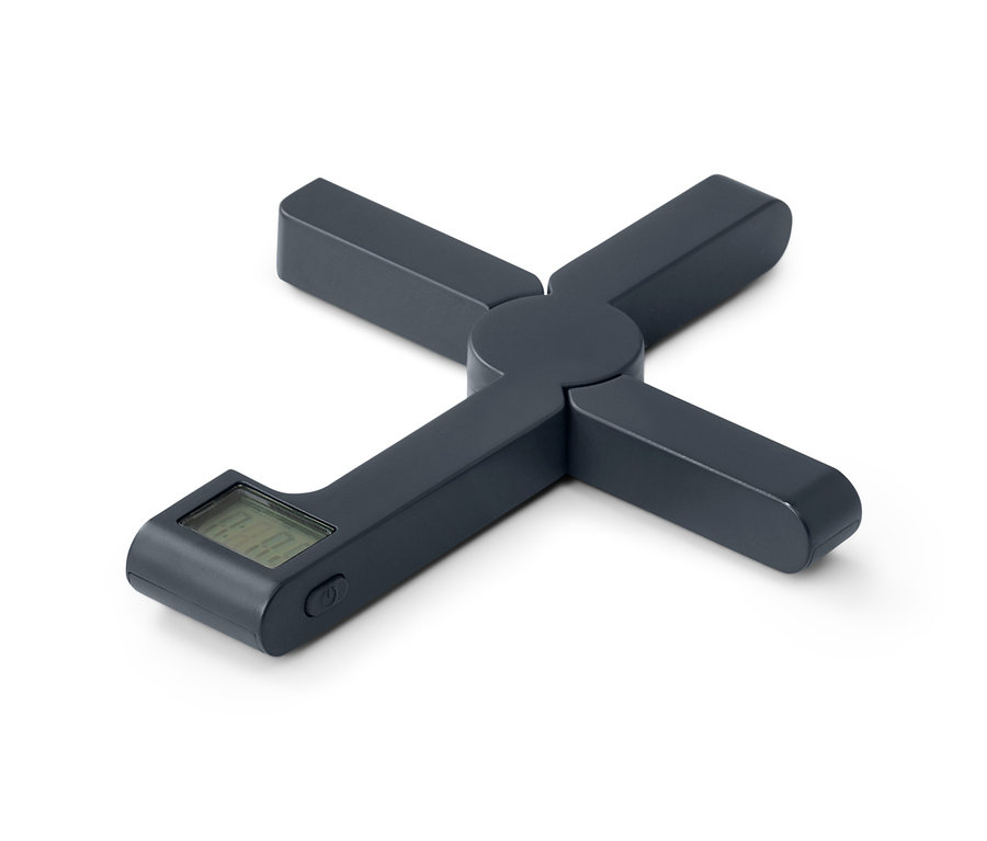 Beyaz bir arka plan üzerinde koyu gri, katlanabilir bir mutfak terazisi.