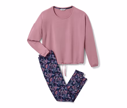 Çiçek desenli, pembe taytlı pijama takımı.