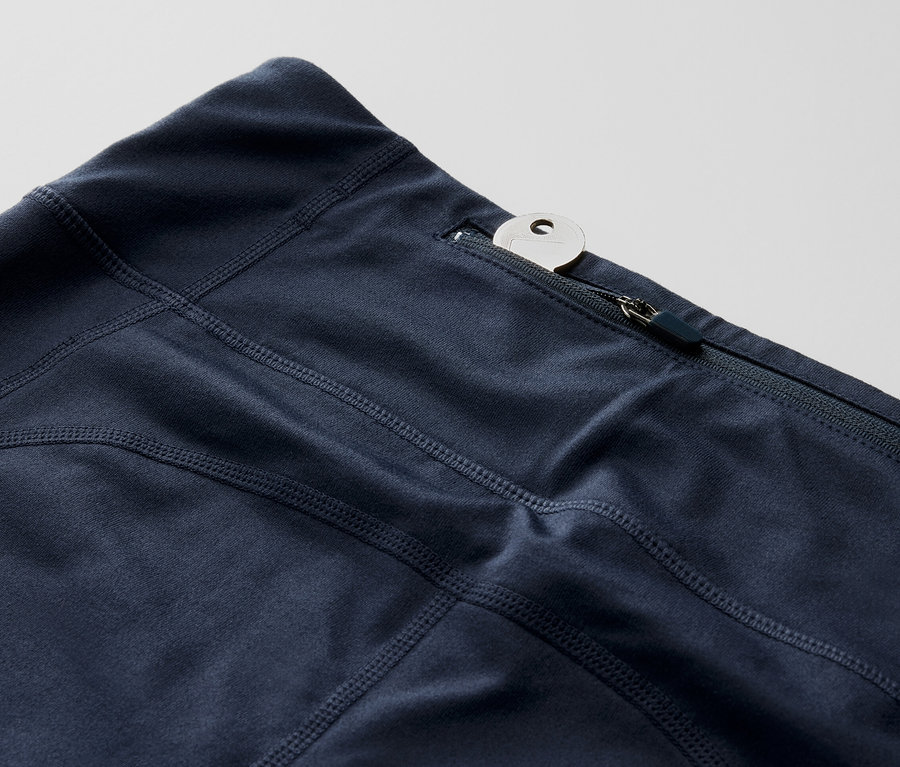 Fermuarlı cebinde anahtar olan 3/4 spor taytı detayı.