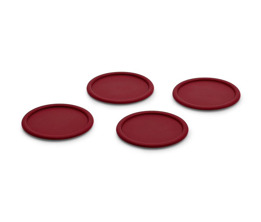 Dört adet kırmızı bardak altlığı.