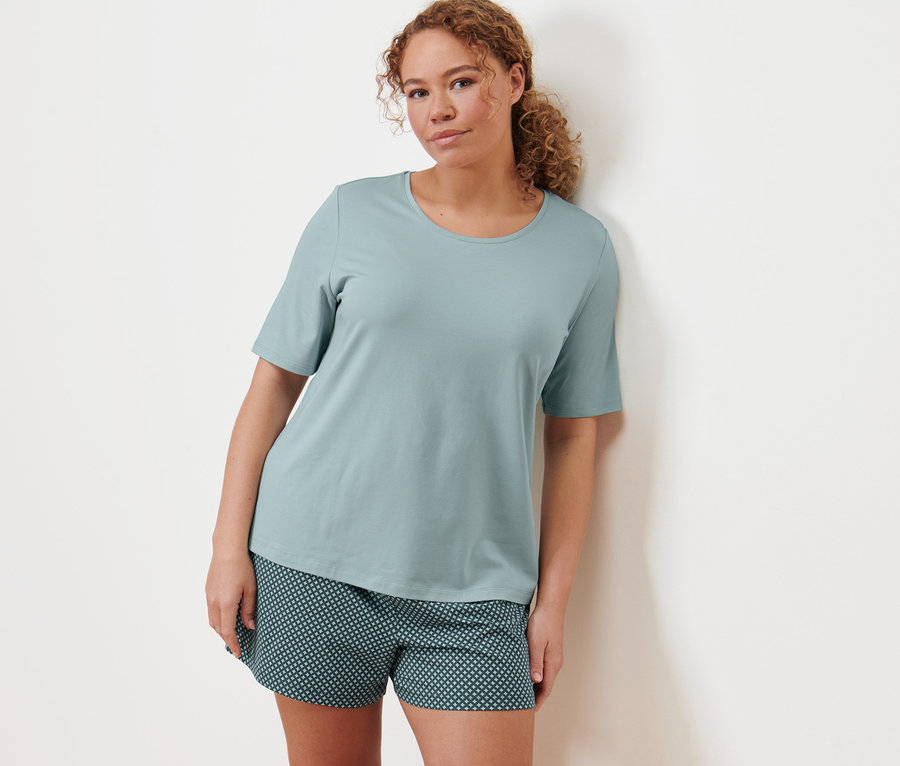 Kadın Şortlu Pijama Takımı, Tamamen Baskılı Şort giyiyor.