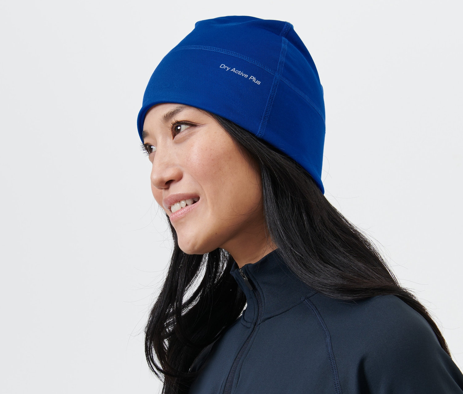 Uzun saçlı bir kadın mavi bir fonksiyonel bere takıyor.