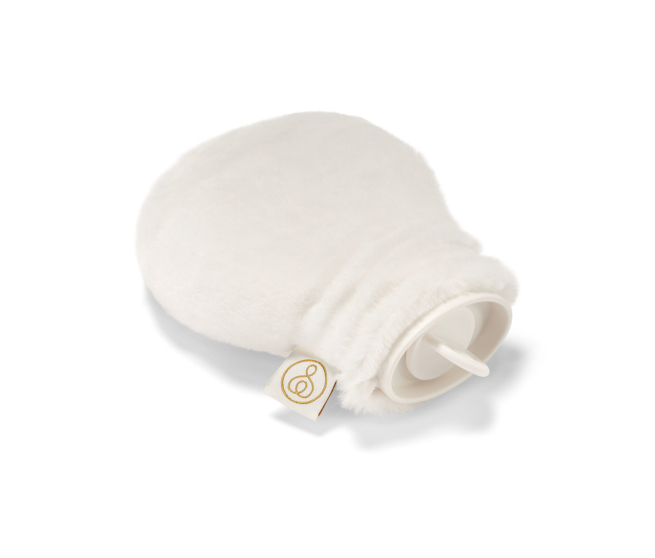 Beyaz pelüş kılıflı mini sıcak su torbası beyaz bir arka plan üzerinde duruyor.