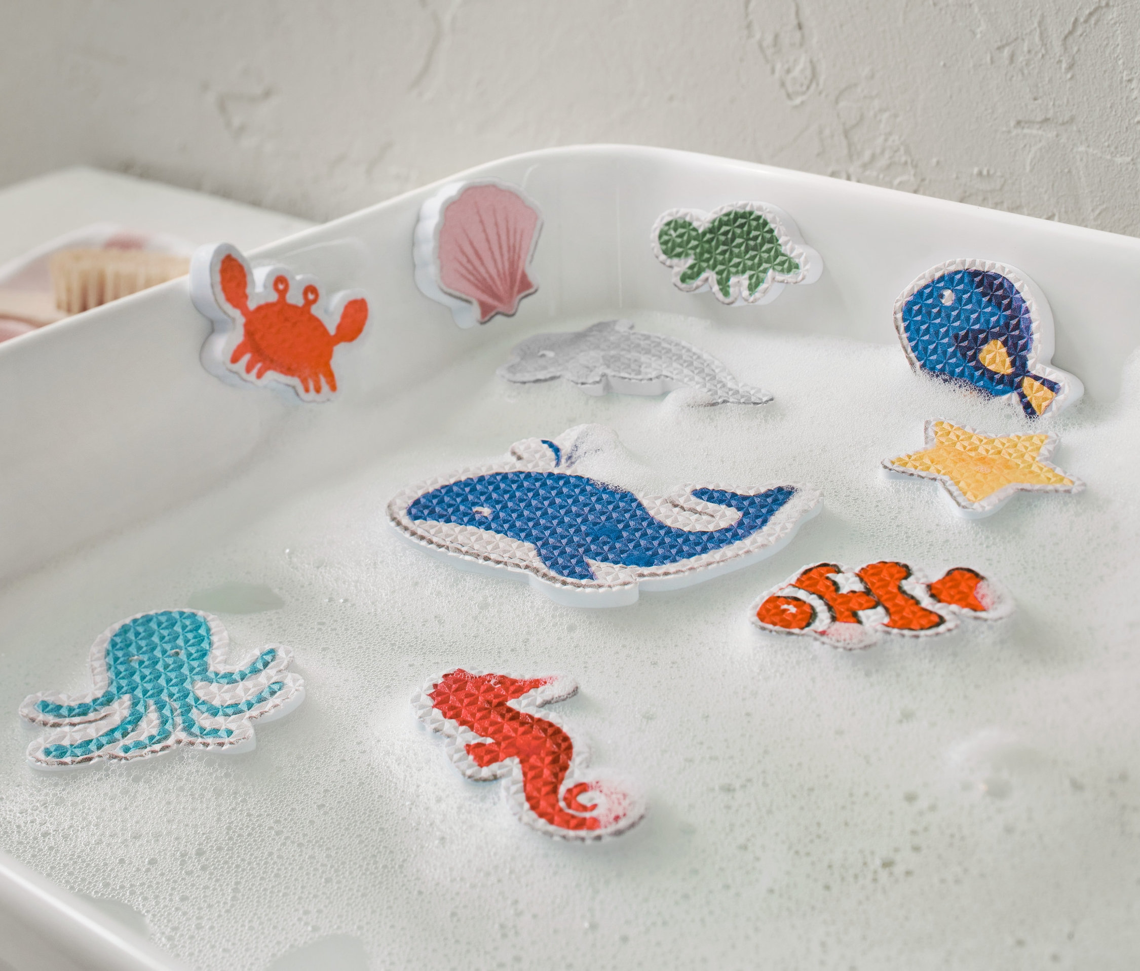 Köpükle dolu küvette on adet Küvet Oyun Figürü »Deniz Hayvanları« duruyor.