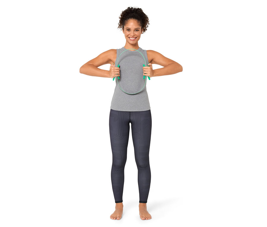 Kadın bir Pilates Halkası tutuyor.