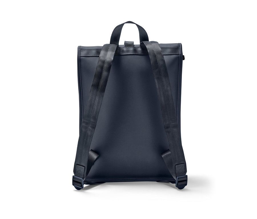 Su geçirmez sırt çantasının arka görünümü.