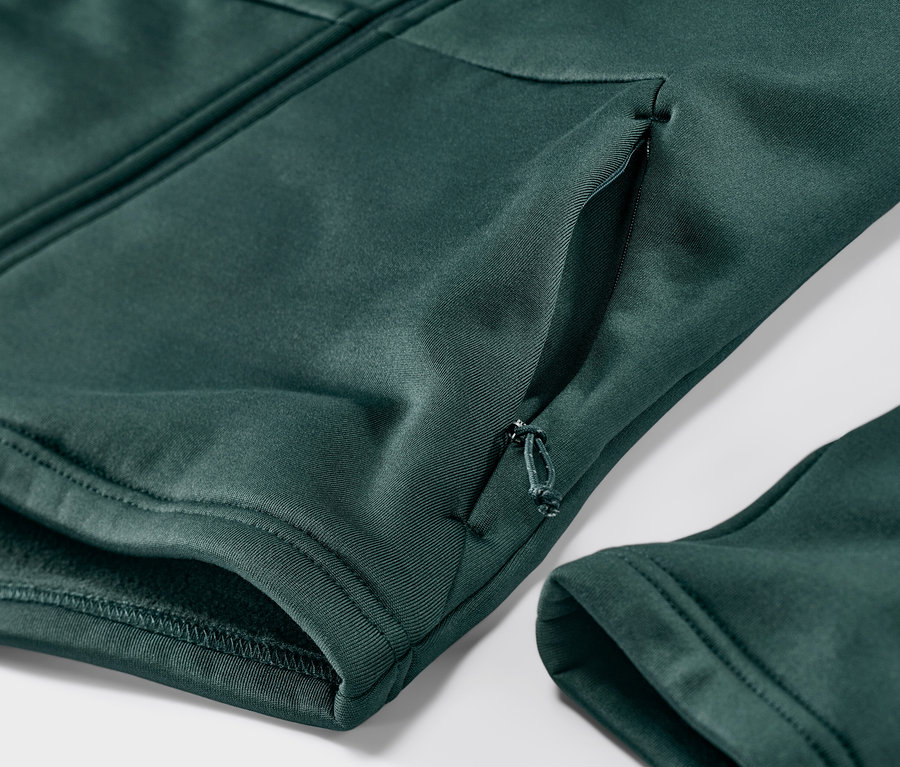 Koyu yeşil termal ceketin detayı.