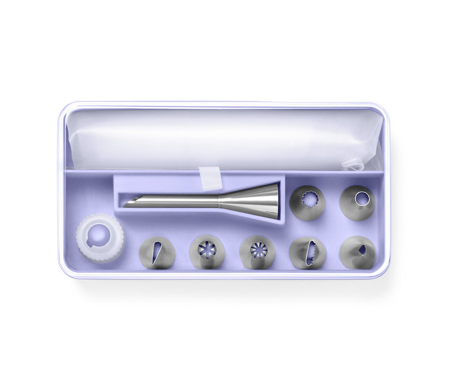 Lila kutuda krema sıkma uçları seti.