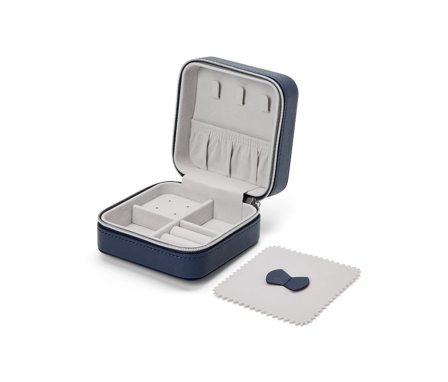 Açık mavi küçük mücevher kutusu, gri iç kısım ve parlatma bezi.