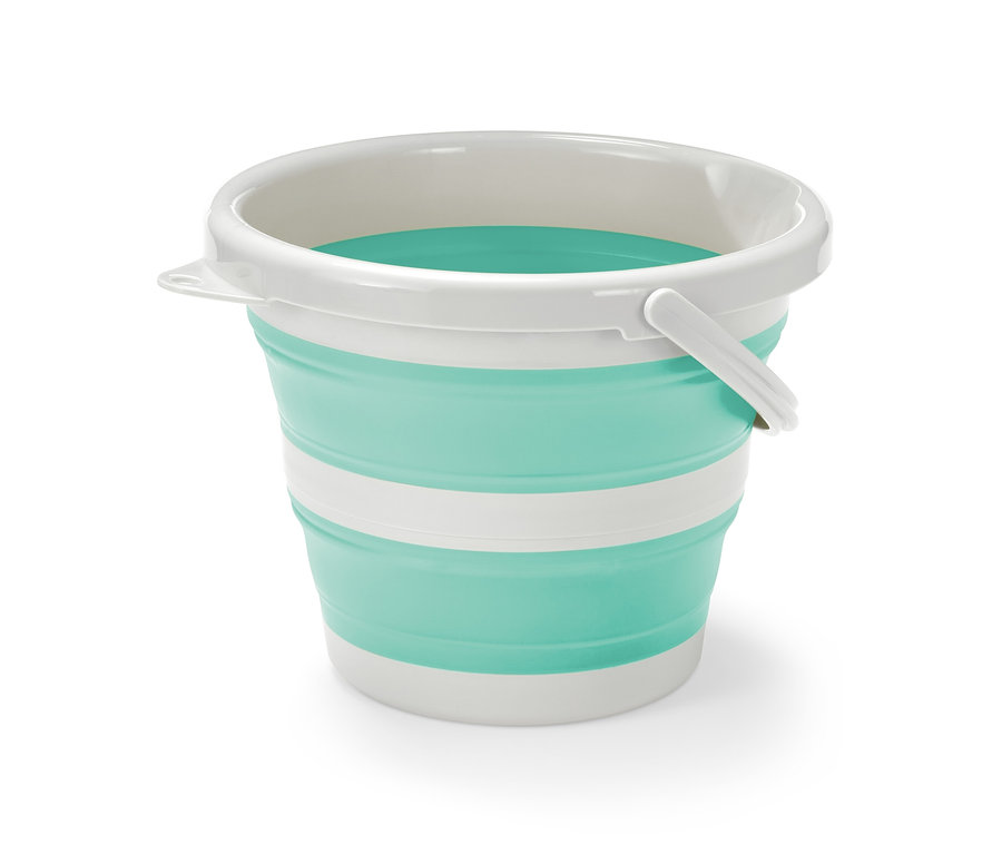 Turkuaz renkli, beyaz şeritli ve beyaz kenarlı katlanabilir temizlik kovası.
