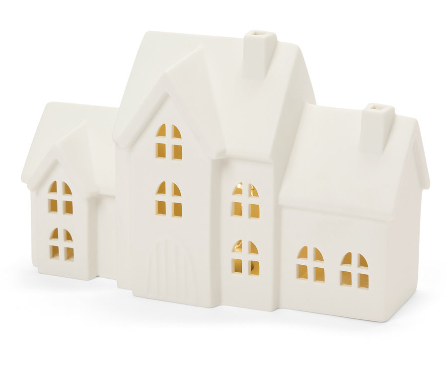 Pencerelerinde ışıklar olan dekoratif porselen ev.