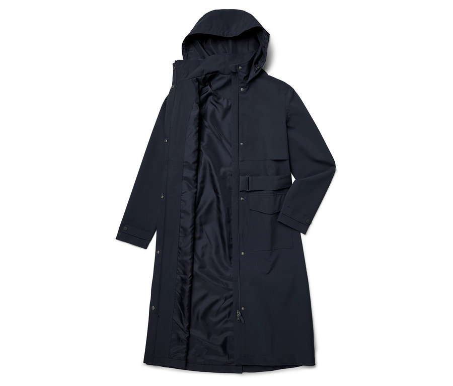 Lacivert kapüşonlu, açık, iç astarı görünen manto.