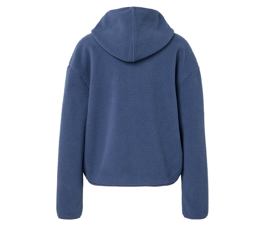 Mavi, tüylü bir kapüşonlu sweatshirt'ün arka görünümü.