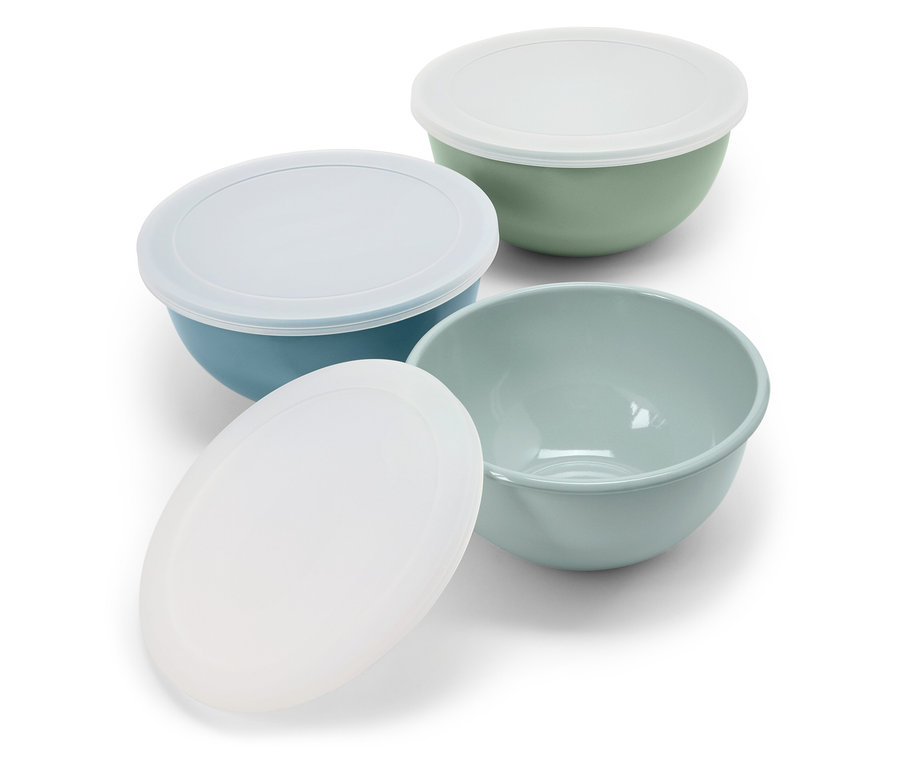 Beyaz bir arka planda, ikisi kapaklı dört renkli kase.