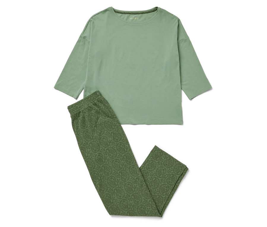 Uzun kollu üst ve pantolondan oluşan yeşil renkli pijama takımı.