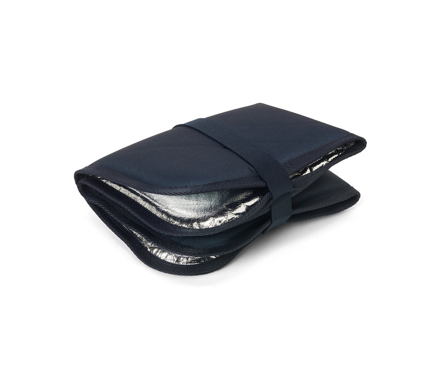 Gümüş iç yüzeyli, lacivert katlanabilir termal minder.