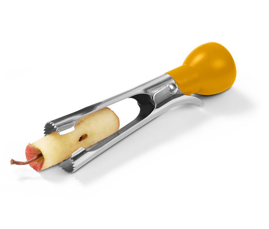 Sarı saplı soyucu içinde soyulmuş elma