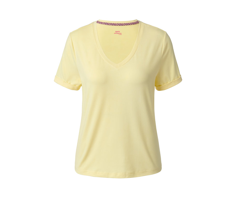 Sarı, kısa kollu spor tişörtü.
