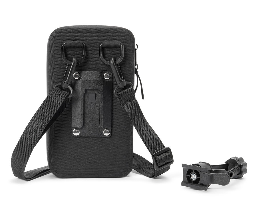 Beyaz bir arka planda kayışları ve tutucusu olan siyah çanta.