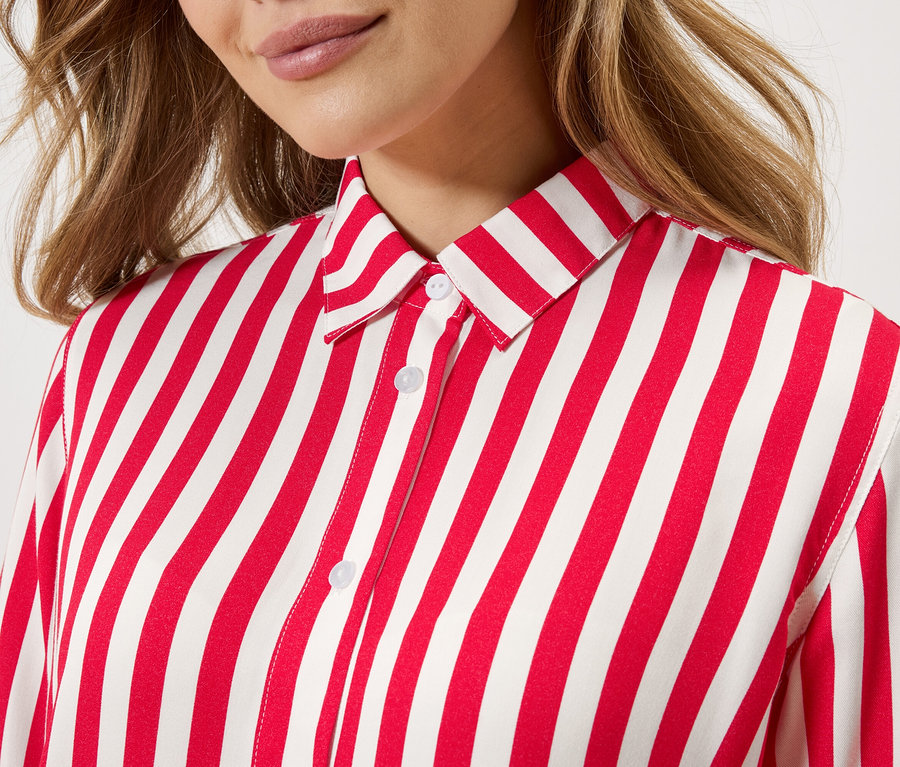 Kırmızı ve beyaz çizgili bir gömlek giyen bir kadının yakın çekimi.