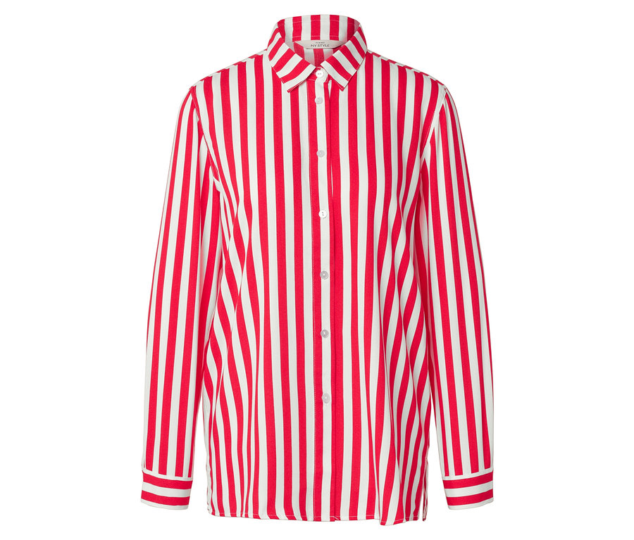 Uzun kollu, kırmızı ve beyaz çizgili bir gömlek beyaz bir arka plan üzerinde duruyor.