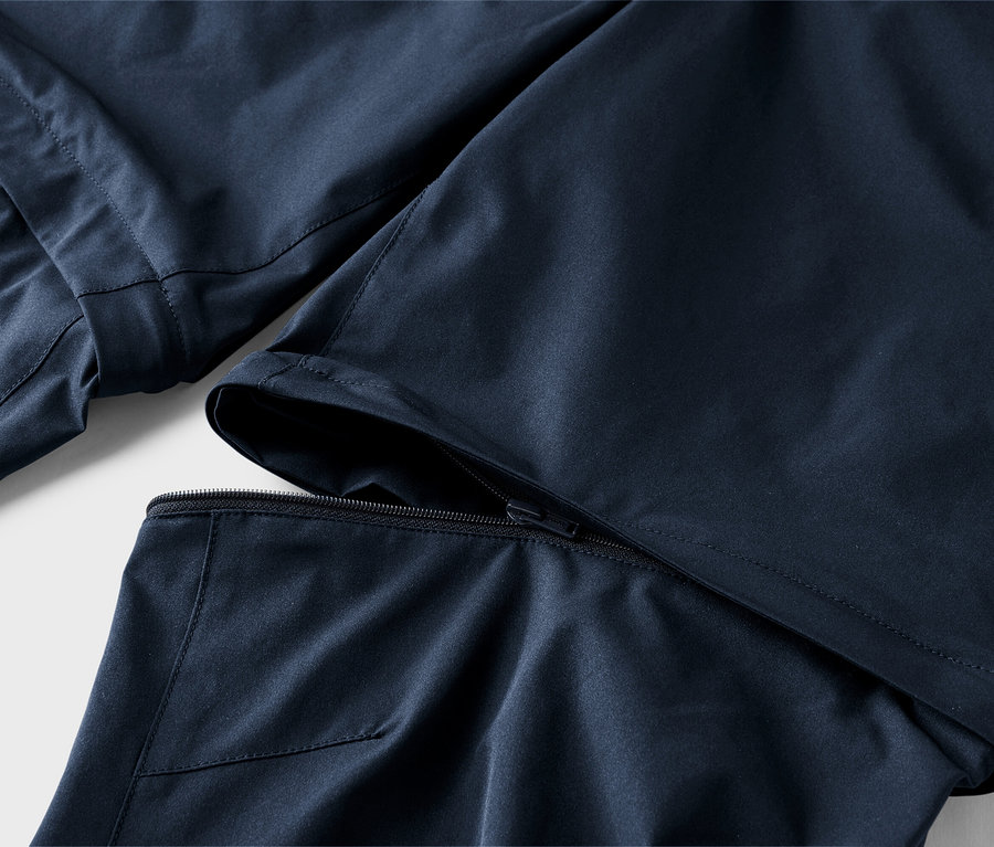 Diziden fermuarla ayrılabilen, lacivert pantolonun yakın çekimi.