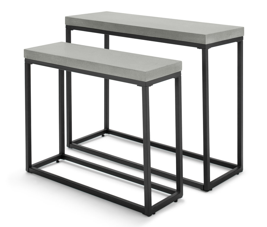 Beyaz bir arka plan üzerinde beton görünümlü iki metal konsol sehpa.