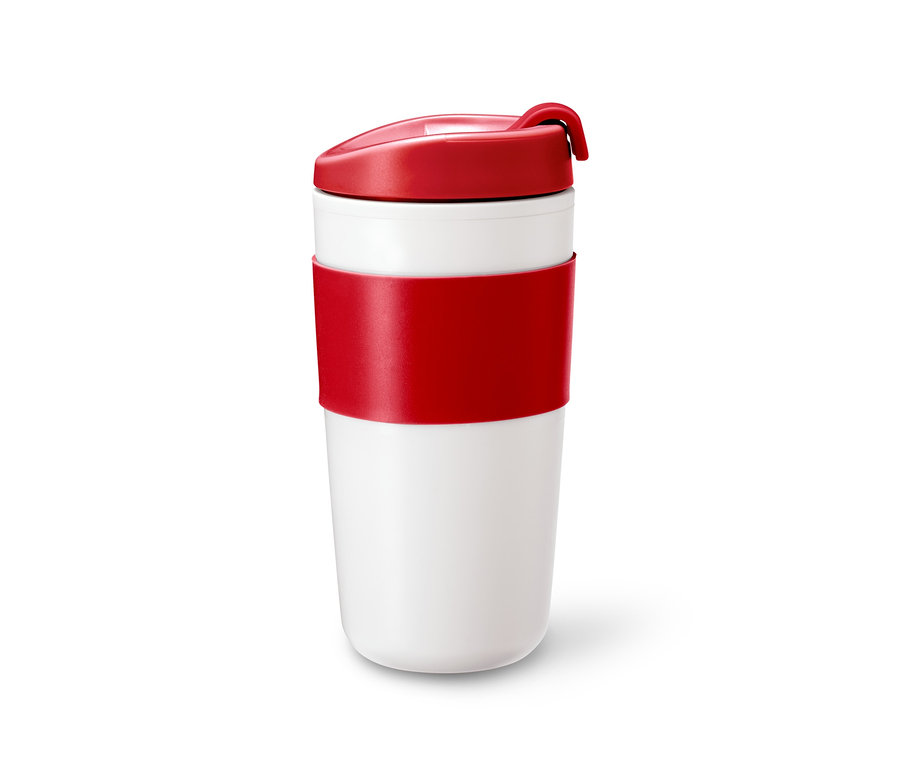 Kırmızı kapaklı ve kırmızı silikon bantlı beyaz taşınabilir kahve bardağı.