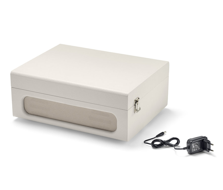 Bluetooth® özellikli beyaz, taşınabilir retro pikap ve güç kablosu.