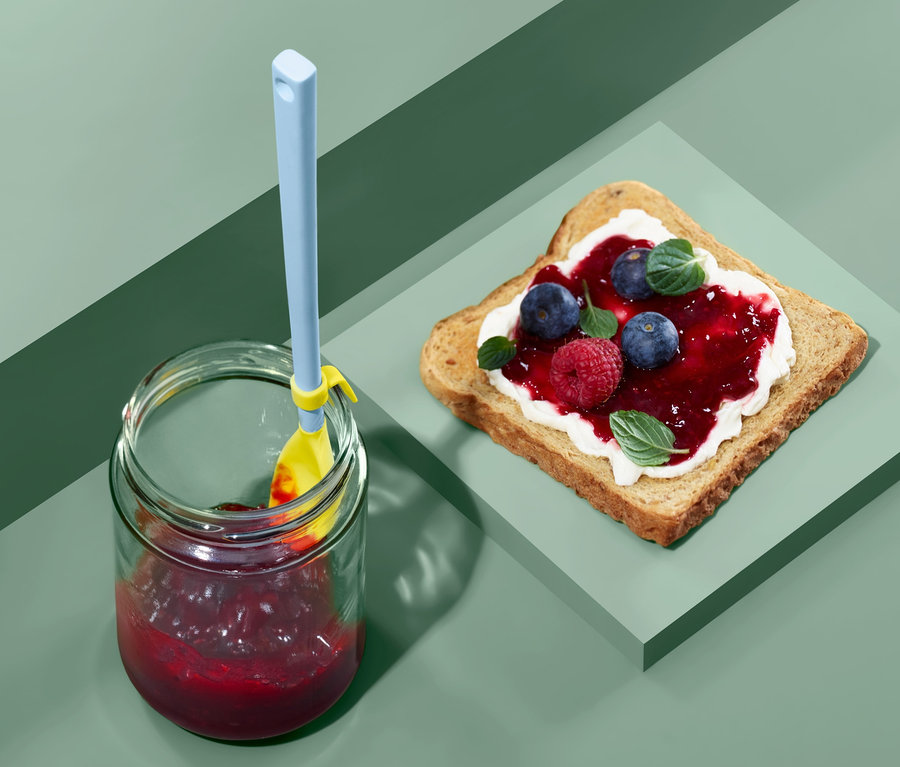 Mavi ve sarı özel silikon kaşıklı reçel kavanozu ve reçelli tost.