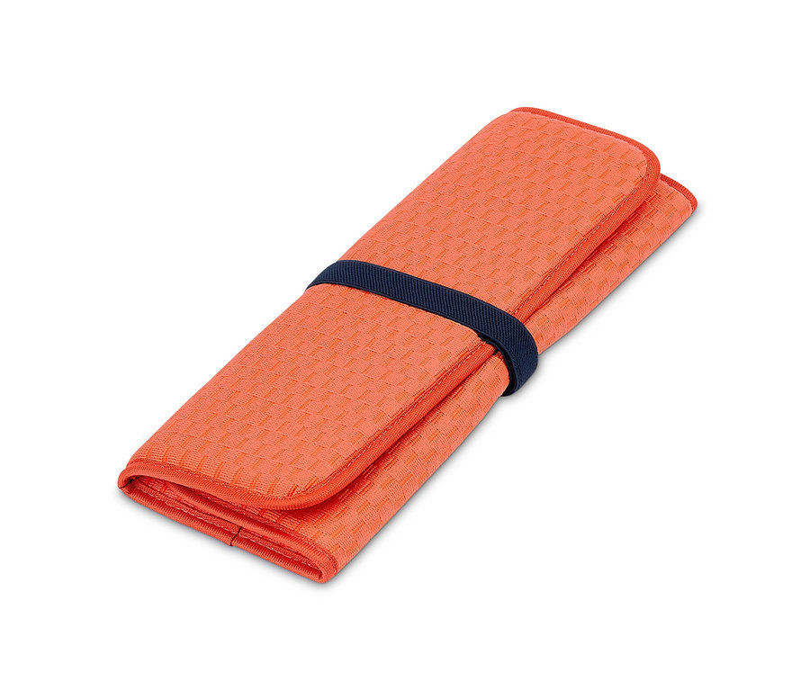 Turuncu katlanabilir bulaşık kurutma matı, lacivert bir lastik bantla tutturulmuş.