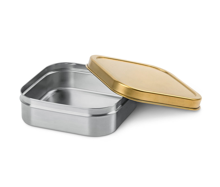 Metal tabanlı ve altın kapaklı, açık taşınabilir yemek kutusu.
