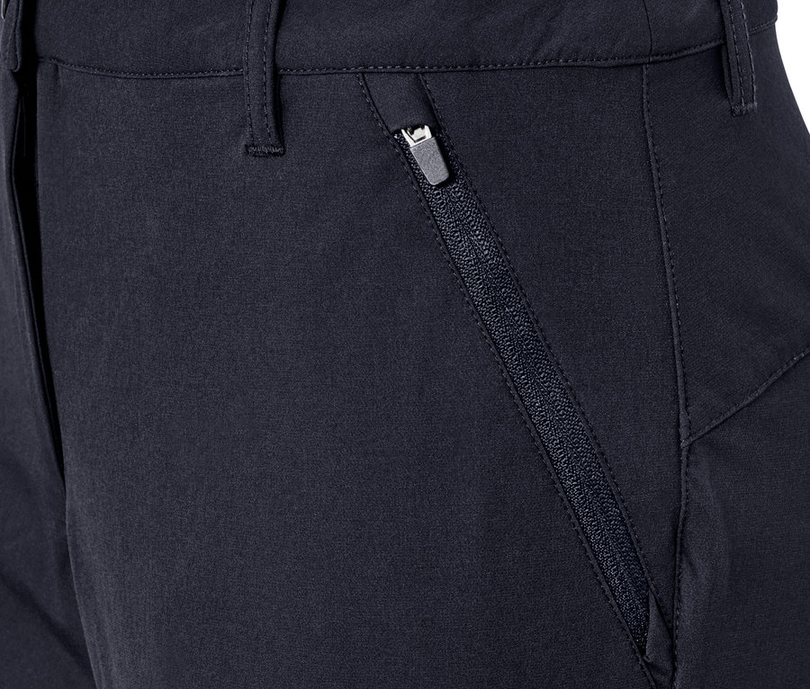Fermuarlı cepli softshell pantolonun yakın çekimi.